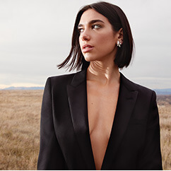 Dua Lipa mit Landschaft